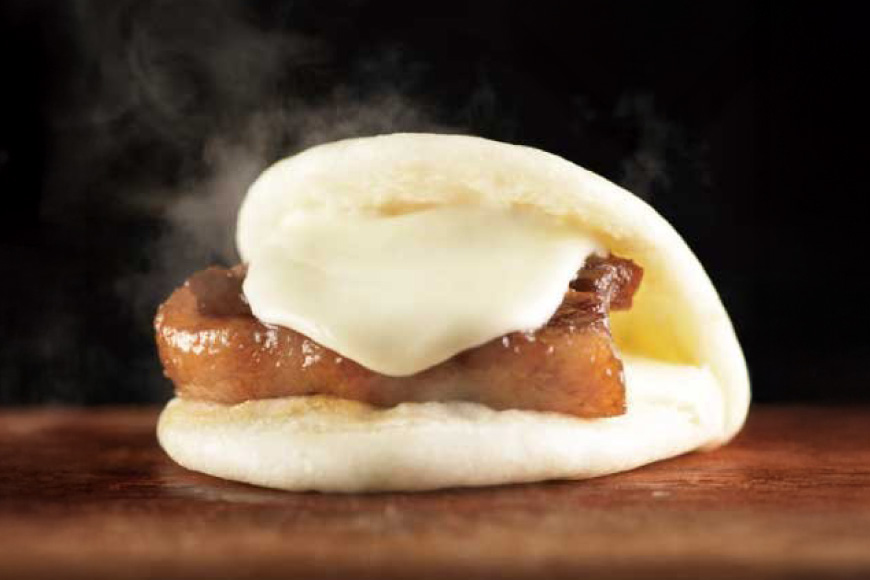 BJ518 岩崎本舗 【6回定期便】三種食べ比べセット(長崎角煮まんじゅう 4個・大とろ角煮まんじゅう 2個・チーズ角煮まんじゅう 2個) (箱) [岩崎食品 長崎県 島原市]