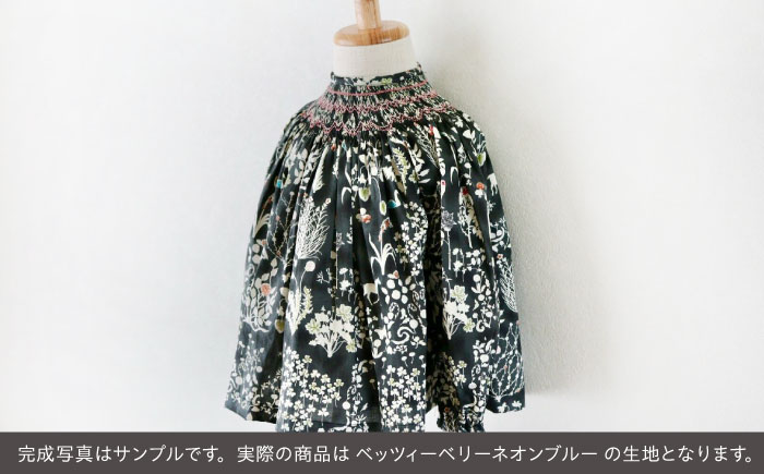 リバティ＜ベッツィピンクラベンダー＞　スモッキング刺繍のビショップブラウス　キッズサイズ120　/　キッズ　ブラウス　刺繍　綿100％　リバティ　/　諫早市　/　まち工房 Filage [AHER003]