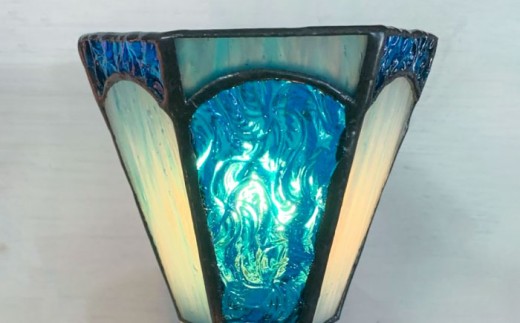 【受注生産】 おやすみ ランプ (六面体) ステンドグラス 水色 / 照明 ライト ランプ ステンドグラス / 大村市 / ステンドグラス工房ウォークオン [ACZT003]