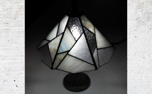 スタンド型 ランプ 「 色彩 」 白 / 照明 ライト ランプ ステンドグラス / 大村市 / ステンドグラス工房ウォークオン [ACZT020]