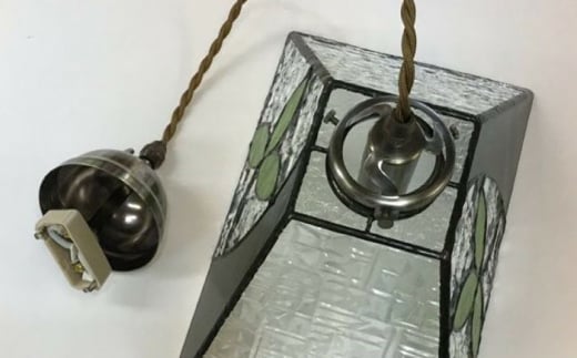 ペンダント型 ランプ ・ 葉っぱ 吊り下げランプ / ガラス ランプ 照明 カラフル おしゃれ / 大村市 / ステンドグラス工房ウォークオン[ACZT019]