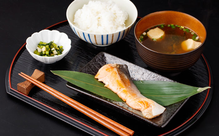 骨取り銀鮭 1kg（500g×2袋）/ 骨なし 骨取り 下処理不要 子ども 安心 冷凍 鮭 銀鮭 サケ さけ しゃけ シャケ 切身 切り身 小分け / 大村市 / かとりストアー [ACAN111]