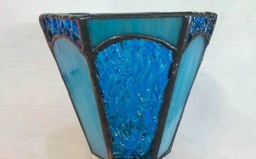 【受注生産】 おやすみ ランプ (六面体) ステンドグラス 水色 / 照明 ライト ランプ ステンドグラス / 大村市 / ステンドグラス工房ウォークオン [ACZT003]