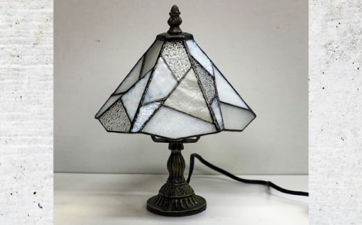 スタンド型 ランプ 「 色彩 」 白 / 照明 ライト ランプ ステンドグラス / 大村市 / ステンドグラス工房ウォークオン [ACZT020]