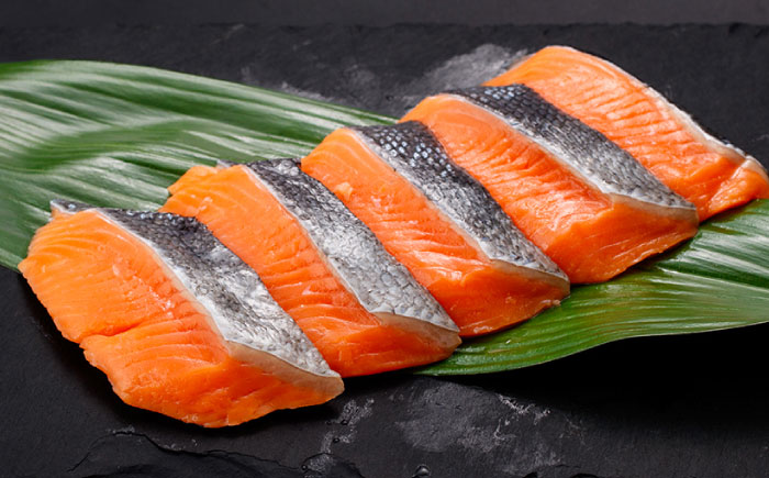 骨取り銀鮭 1kg（500g×2袋）/ 骨なし 骨取り 下処理不要 子ども 安心 冷凍 鮭 銀鮭 サケ さけ しゃけ シャケ 切身 切り身 小分け / 大村市 / かとりストアー [ACAN111]
