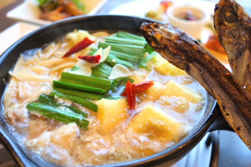 もつ鍋 セット 生月 あごだし 国産牛 もつ 鍋 セット 6〜8人前 [Vive la Vie!(ビブラビ) 長崎県 平戸市 hr42bgy420228] あご出汁 アゴ 飛び魚 トビウオ 簡単調理 冷凍 あごだしもつ鍋 鍋セット 牛もつ ホルモン