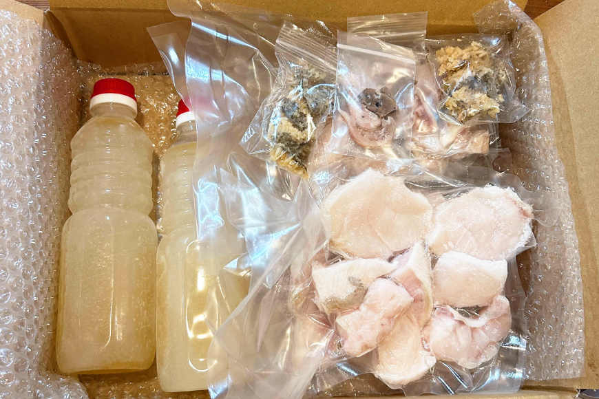 クエ 鍋 4人前 セット 切身 約150g 2パック アラ身 約150g 2パック クエ出汁 500ml 3本 [いけす居食家 大徳利 長崎県 平戸市 hr42bgy390033] 天然 クエ鍋 切り身 出汁 だし ぷりっぷり 急速冷凍