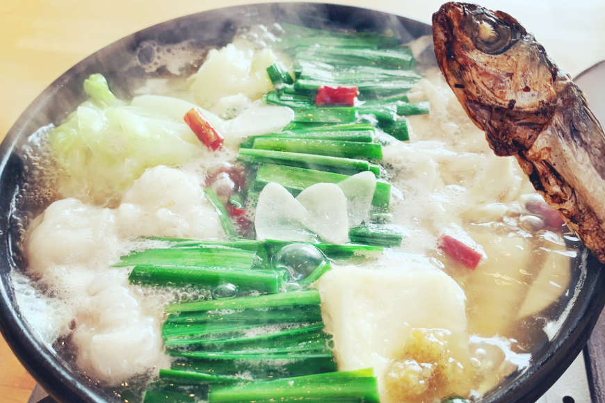 もつ鍋 セット 生月 あごだし 国産牛 もつ 鍋 セット 3〜4人前 [Vive la Vie!(ビブラビ) 長崎県 平戸市 hr42bgy420246] あご出汁 アゴ 飛び魚 トビウオ 簡単調理 冷凍 あごだしもつ鍋 鍋セット 牛もつ ホルモン