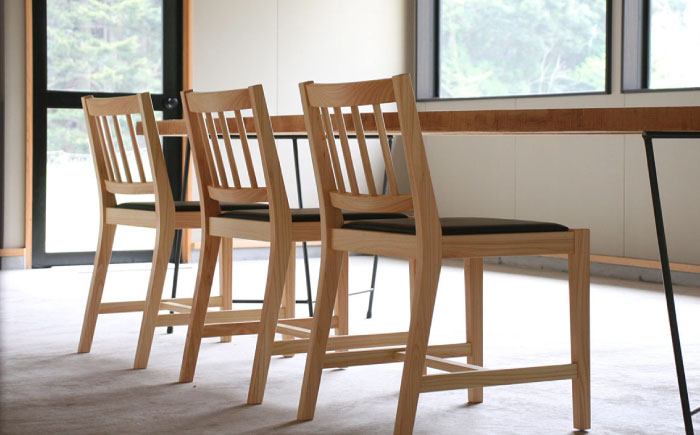 対馬ヒノキのダイニングチェア（牛革座面） 《対馬市》 【家具製作所kiiro】 [WAL032]