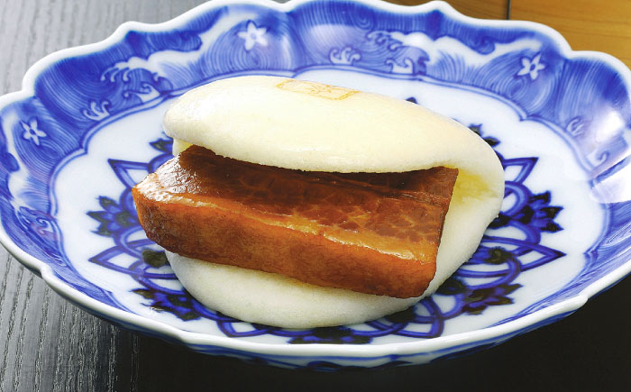 【全2回定期便】【化粧箱入り】 長崎大とろ角煮まんじゅう （10個）　《壱岐市》【岩崎本舗】冷凍 豚 豚角煮 角煮饅頭 簡単調理 おやつ お取り寄せ 長崎 [JHA047] 50000 50000円 5万円