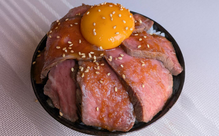 【全6回定期便】壱岐牛 ローストビーフ（牝）300g ≪壱岐市≫【こやま牧場】 冷凍配送 贅沢 肉 雌牛 ギフト用 高級 [JGG004] 200000 200000円 20万円