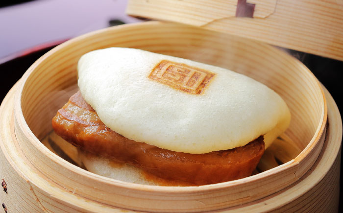 【年内発送】長崎角煮まんじゅう10個(箱)・大とろ角煮まんじゅう10個(箱)《壱岐市》【岩崎本舗】冷凍 豚 豚角煮 角煮饅頭 簡単調理 お取り寄せ [JHA001]