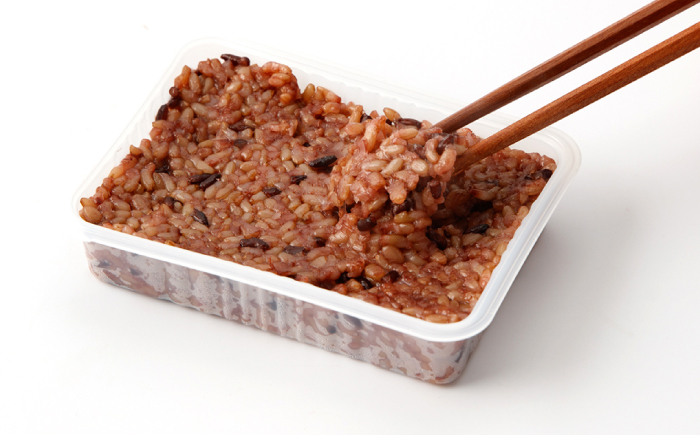 【3回定期便】【農家のこだわり米】 黄金の発芽玄米 黒米入り 125g×14食＜AgriBaseさいかい＞ [CGV004]