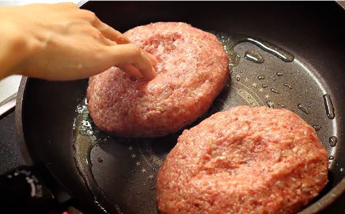 【6回定期便】鉄板焼き屋自慢の ハンバーグ 食べ比べ  3種類 ソース付き 150g×各4個 計12個  / 南島原市 / はなぶさ [SCN092]