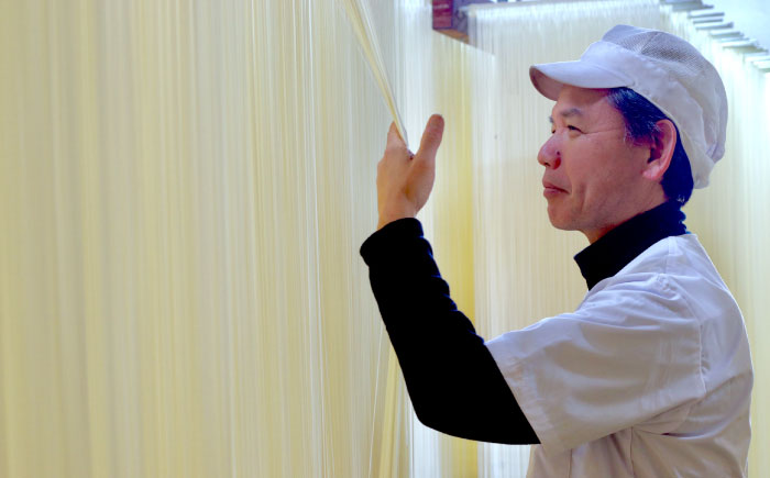 【特製木箱入り】 島原手延べそうめん「克の麺」 1kg 麺つゆセット / そうめん 島原そうめん 手延べ 麺 素麺 ギフト / 南島原市 / 藤田製麺 [SGE001]