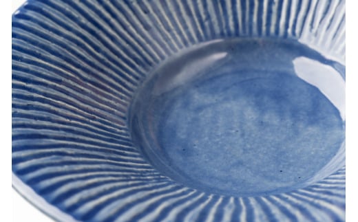 しのぎ 皿 しのぎ深鉢 23cm ルリ釉 [抱星窯 長崎県 東彼杵町 hs42bag390003] しのぎ紋 土物 青い皿 ブルー