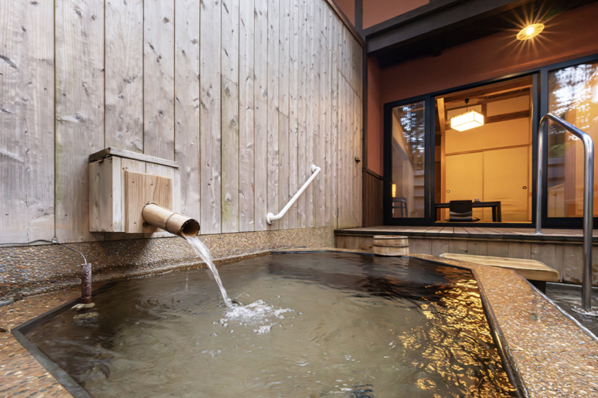 ゴルフ 利用券 温泉 宿泊券 源泉かけ流し露天風呂付 離れ和洋室 会席プラン 1泊2食付き ペア宿泊券 平日ゴルフ「オールドコース」 ペア チケット [東彼杵町観光協会 長崎県 東彼杵町 hs42bag720000] ゴルフ 利用券 宿泊券 温泉 体験