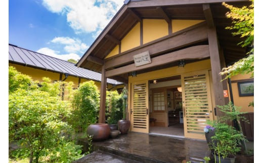 宿泊券 温泉 源泉かけ流し露天風呂付:スタンダード離れ和洋室 四季の里山 会席プラン 1泊2食付き ペア宿泊券 [そのぎ茶温泉 長崎県 東彼杵町 hs42bag280000] 旅行 観光 旅館 レターパック