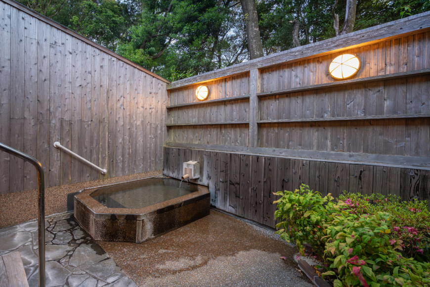 宿泊券 温泉 源泉かけ流し露天風呂付:スーペリア離れ和洋室 四季の里山 会席プラン 1泊2食付き ペア宿泊券 [そのぎ茶温泉 長崎県 東彼杵町 hs42bag280001] 旅行 観光 旅館 レターパック