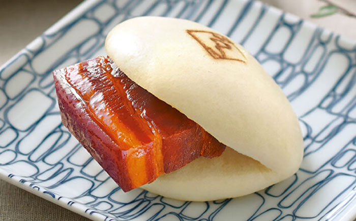 【12回定期便】長崎名物 皮付三枚肉の角煮まん4個 角煮めしおにぎり6個 詰合せ 計10個 [QAX068]