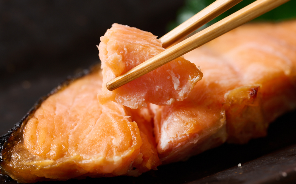 厚切り プレミアムグレード 銀鮭 切身  (甘塩) 2kg (約500g×4パック) ギンザケ お弁当 おかず レシピ 焼き魚 ムニエル 冷凍 サケ さけ シャケ 切り身 魚 魚介 甘塩 熊本県 八代市