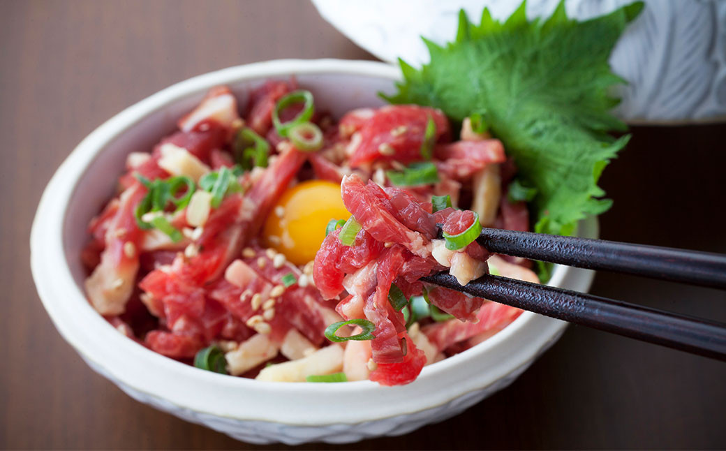 熊本 馬刺し 上霜降り(トロ) 馬肉ユッケ 合計 600g セット トロ 馬肉 ユッケ 生姜 たれ