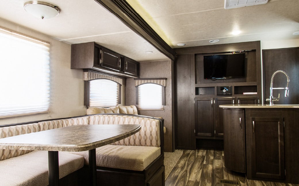 【平日限定】【4名様】「THE TRAILERHOUSE VILLAGE 天草」トレーラーハウス 貸切 （800gのお肉セット付き） 宿泊チケット 1泊 宿泊券