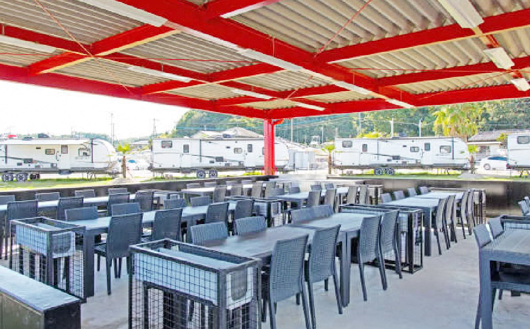 【平日限定】【4名様】「THE TRAILERHOUSE VILLAGE 天草」トレーラーハウス 貸切 （800gのお肉セット付き） 宿泊チケット 1泊 宿泊券