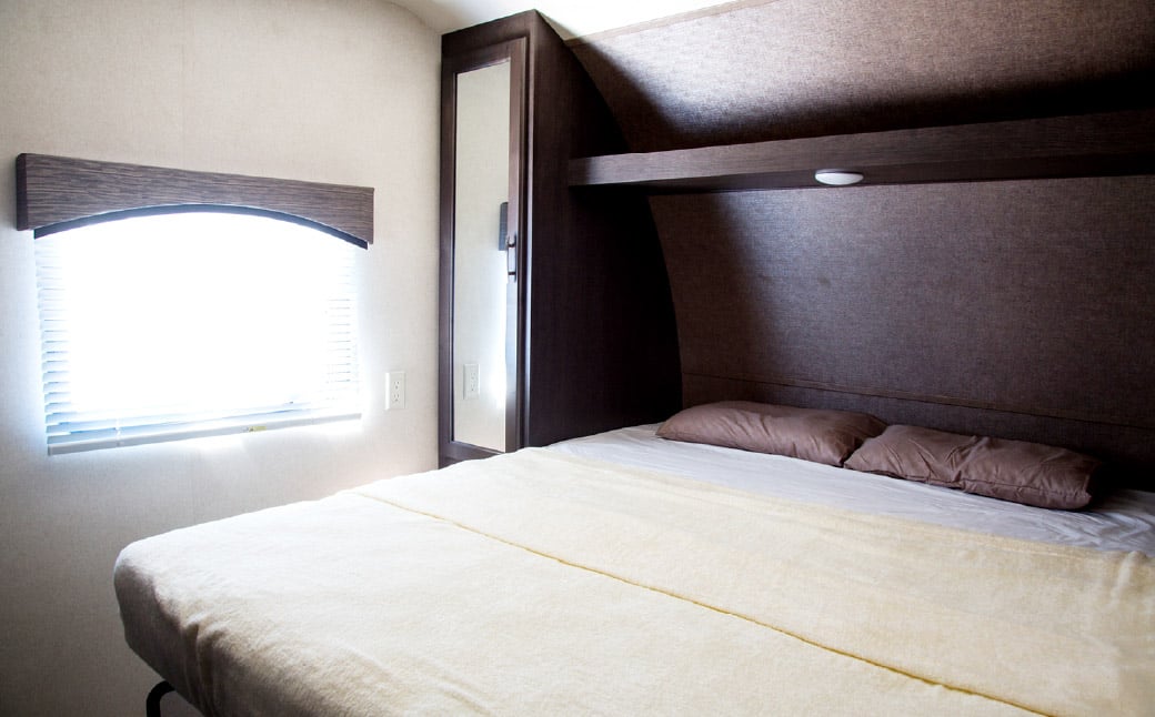 【平日限定】【4名様】「THE TRAILERHOUSE VILLAGE 天草」トレーラーハウス 貸切 （800gのお肉セット付き） 宿泊チケット 1泊 宿泊券