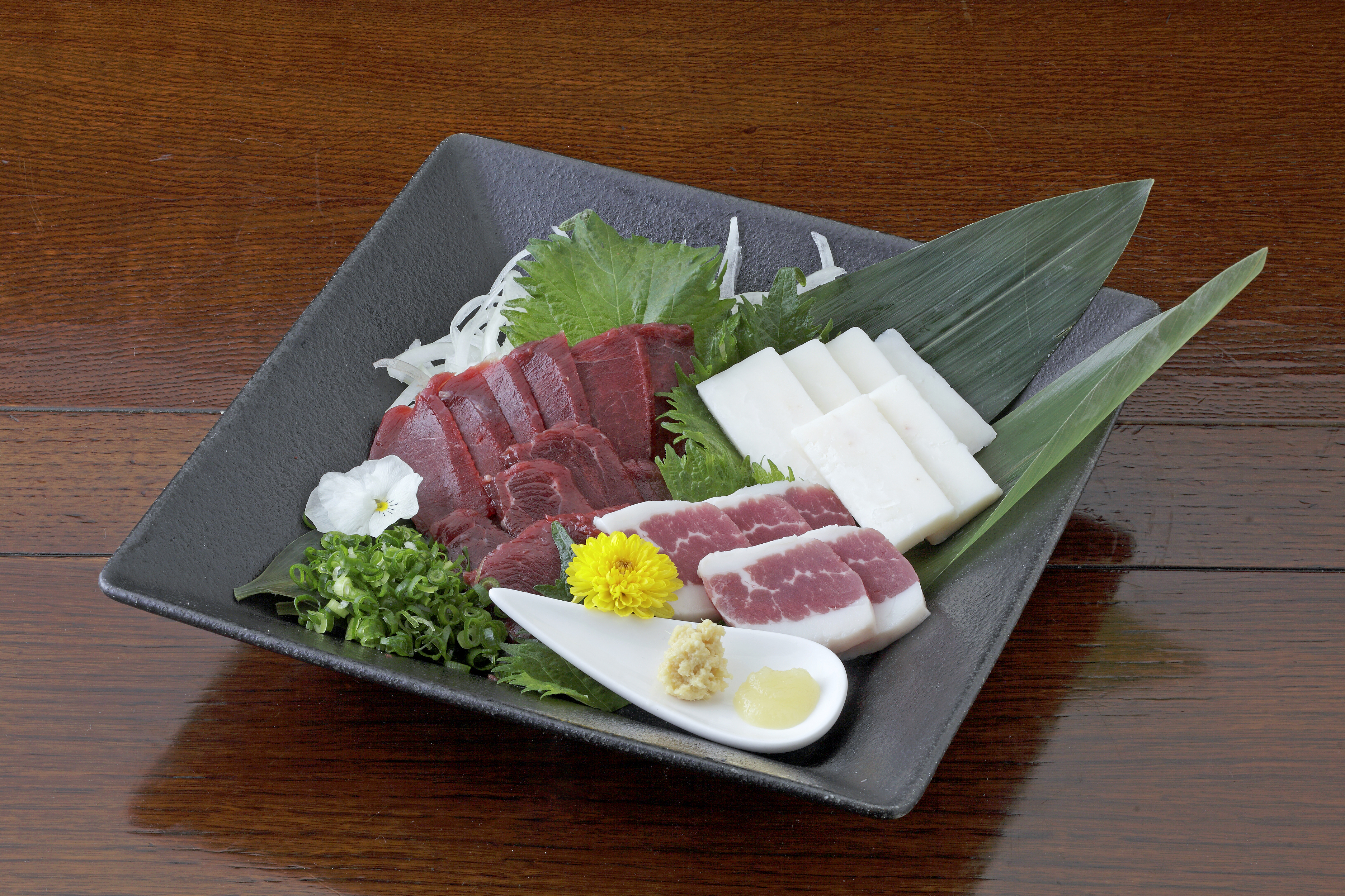 熊本 馬刺し 3種盛り 200g （赤身 50g×2個 コーネ・フタエゴ 各50g×1個 ） 醤油たれ付