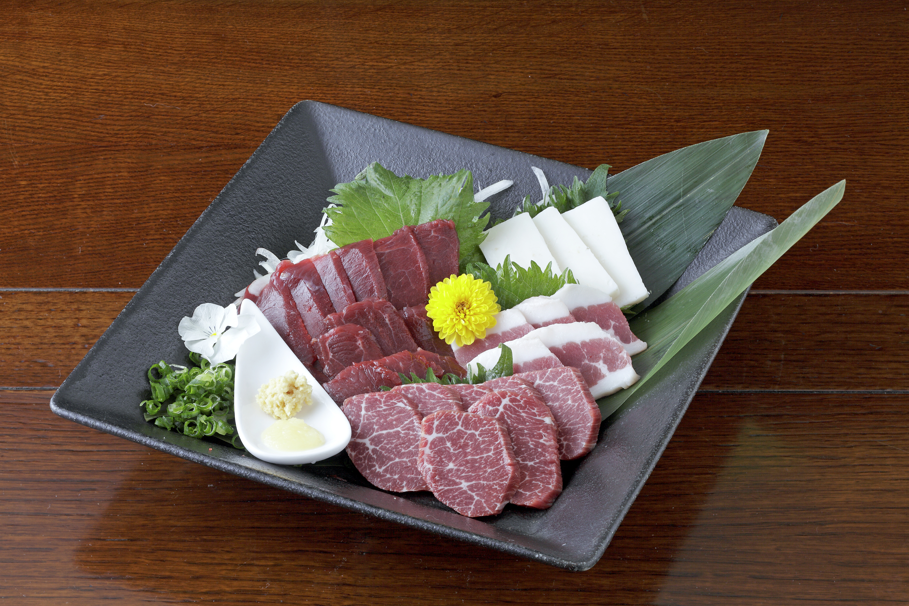 熊本 馬刺し 4種盛り 200g （赤身・コーネ・フタエゴ・上霜降り 各50g×1個） 醤油たれ付