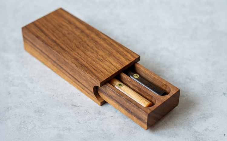 無垢材の印鑑ケース ウォールナット 名入れ対応 幅:11cm 奥行き:4cm 高さ:3cm 重さ:80g 無垢材 印鑑ケース 名前入り ケース 木目調 天然木 シンプル プレゼント 贈り物 贈答品 名入れサービス 熊本県 宇城市 