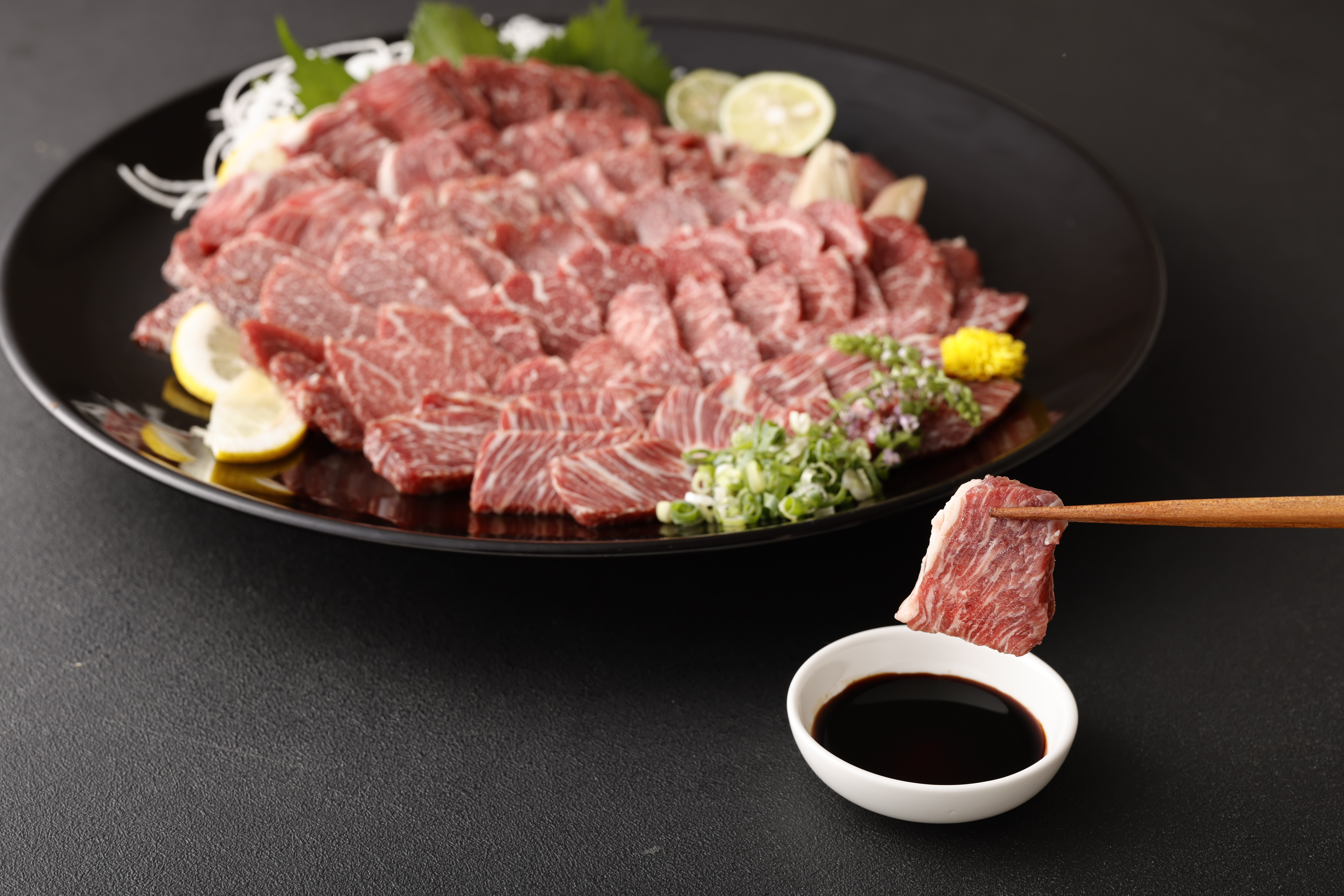 熊本 馬刺し 霜降り(大トロ) 200g 小分け 小袋たれ 小袋生姜付き