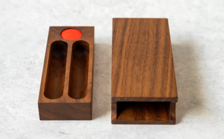  無垢材の印鑑ケース ウォールナット 名入れ対応 幅:11cm 奥行き:4cm 高さ:3cm 重さ:80g 無垢材 印鑑ケース 名前入り ケース 木目調 天然木 シンプル プレゼント 贈り物 贈答品 名入れサービス 熊本県 宇城市 