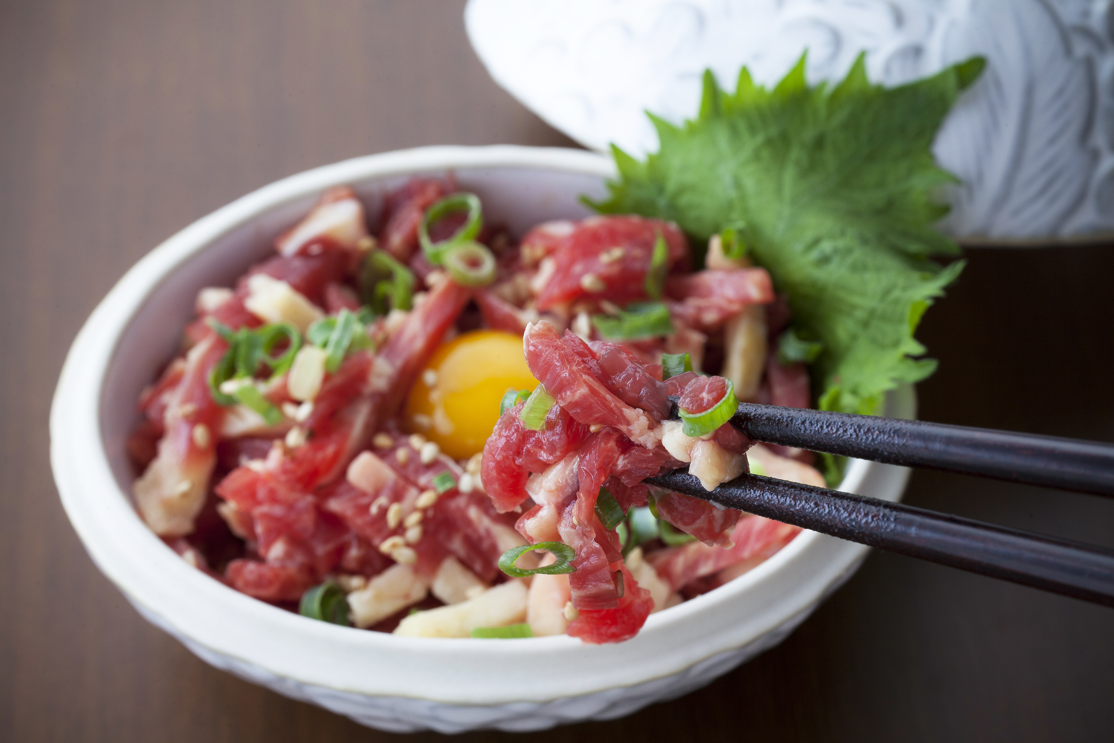 熊本 馬刺し 霜降り(中トロ) 200g＋馬肉ユッケ 200g 合計400g セット 小袋たれ 小袋生姜付き 2種セット