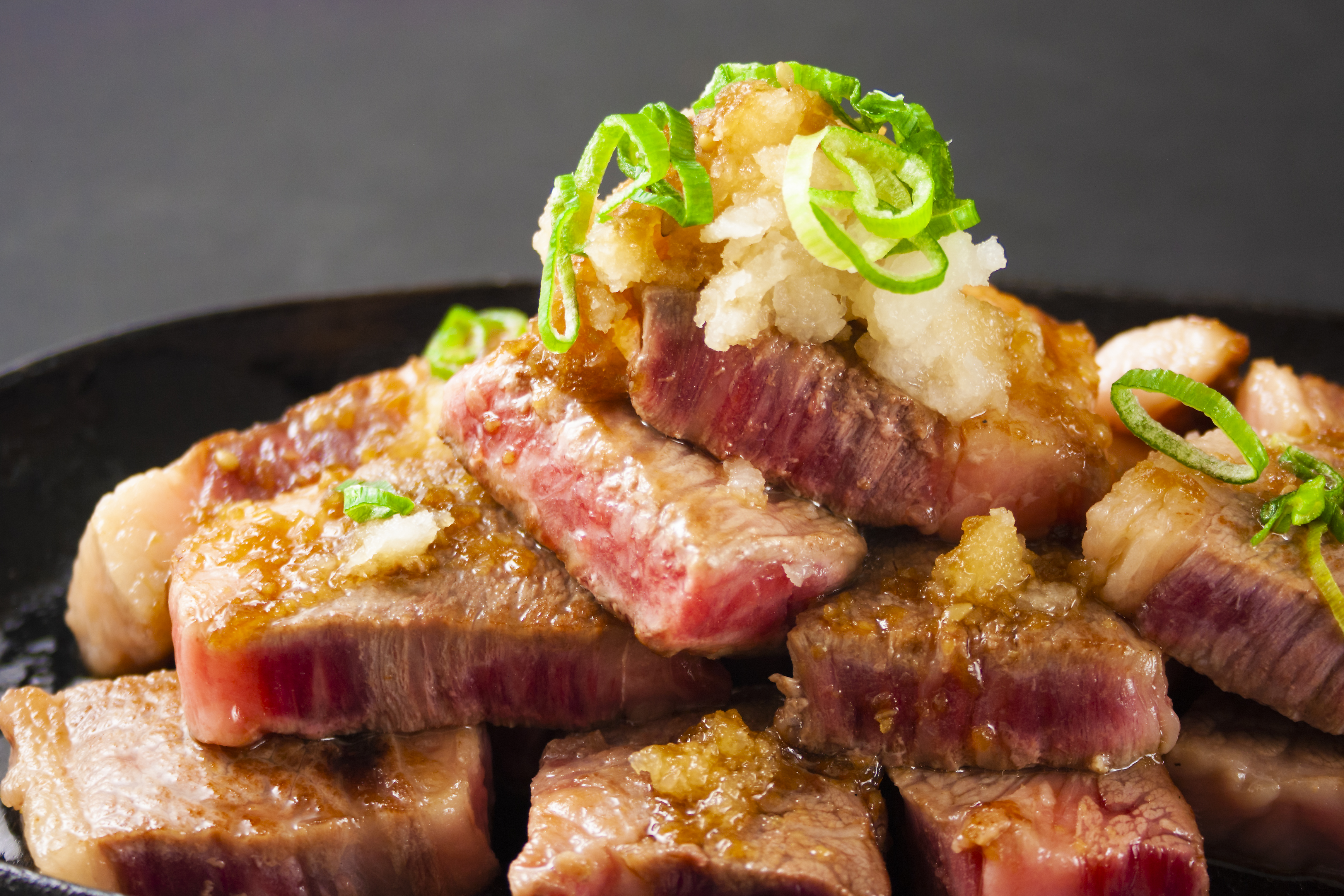 【JALふるさと納税限定】あか牛サイコロステーキと至極の高菜チャーハン 阿蘇名物 あか牛  冷凍グルメ お取り寄せ 赤身肉サイコロステーキ　和牛肉 お手軽 本物の味 贅沢な食卓 料理人こだわり 限定セット 希少部位 熊本 阿蘇