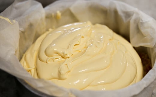 《冷凍発送》田舎の農家が作る ベイクドチーズケーキ 直径18cm(8ピースカット済み)