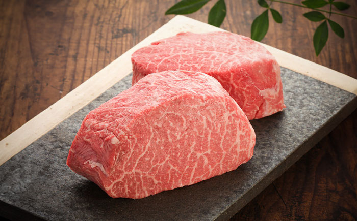 【全6回定期便】【GI認証】くまもとあか牛シンシンブロック 約300g×2枚 / 菊陽町 あかうし 熊本県 肉 にく niku ブランド 旨み 【有限会社 三協畜産】 [BHAS076]