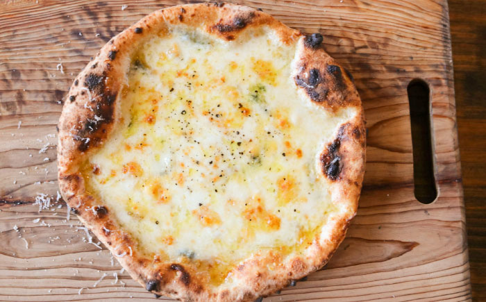 【 ナポリピッツァ専門店 が作る 薪窯焼き 冷凍 ピッツァ セット 】 チーズ たっぷり 贅沢 4種 のチーズ(はちみつ付)×3枚 ピッツァ【堀川ピッツァ】 [BHBV008]