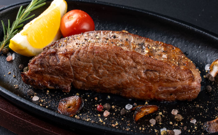 【全6回定期便】 あか牛 ステーキ用ヒレ肉(約800g)、馬刺し(約200g)セット 計約1kg / 牛肉 馬肉 食べ比べ　【合同会社 たべたせいか】 [BHBY018]