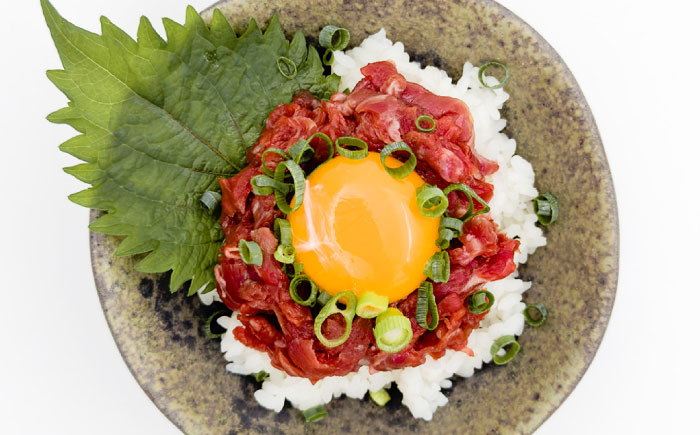 【全12回定期便】馬肉さくらユッケ 約250g(約50g×5パック) / 馬肉 ユッケ 馬刺しユッケ 小分け 生食用 熊本肥育 桜ユッケ 馬刺し 熊本県 おつまみ 晩酌 菊陽町【五右衛門フーズ】 [BHCY032]