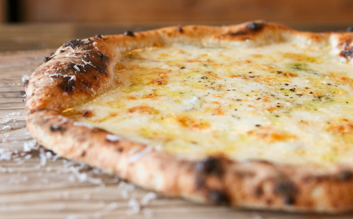 【 ナポリピッツァ専門店 が作る 薪窯焼き 冷凍 ピッツァ セット 】王道 マルゲリータ ×2枚、贅沢 4種 の チーズ (はちみつ付)×1枚【堀川ピッツァ】 [BHBV012]