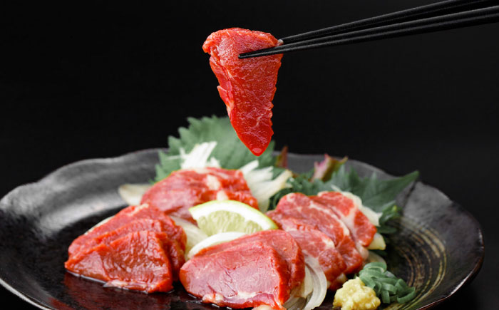 【全3回定期便】赤身 馬刺し 約200g(約100g×2パック) / 小分け 熊本 馬刺 赤身 馬刺し 冷凍 馬肉 ヘルシー 真空 パック おつまみ 熊本県 菊陽町【五右衛門フーズ】 [BHCY014]