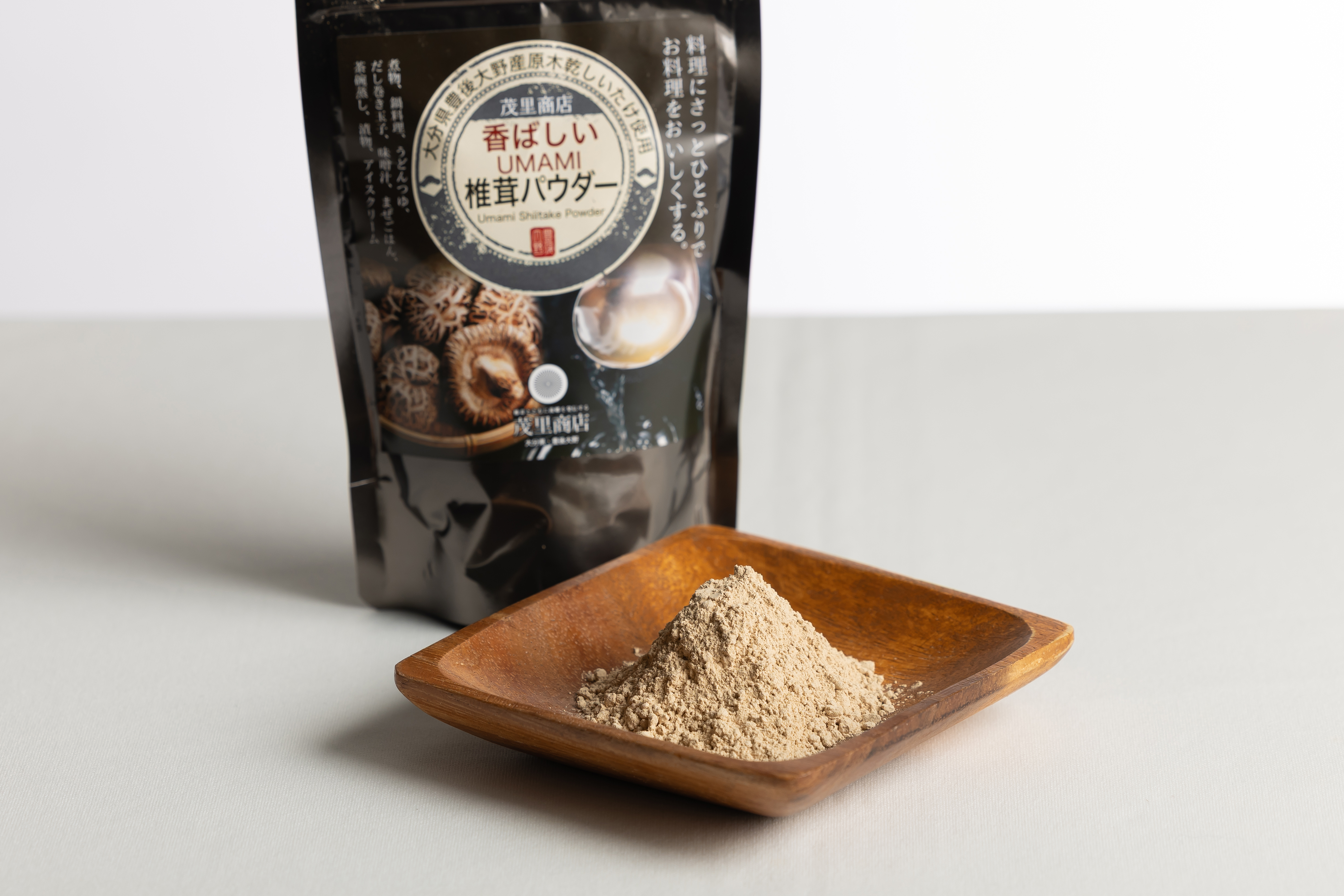 香ばしいUMAMI 椎茸パウダー 6袋 (50g×6袋) | しいたけ シイタケ 原木 乾燥シイタケ 乾椎茸 出汁 ダシ 調味料 粉末 万能 国産 大分県 九州 送料無料 津久見市[tsu006009]