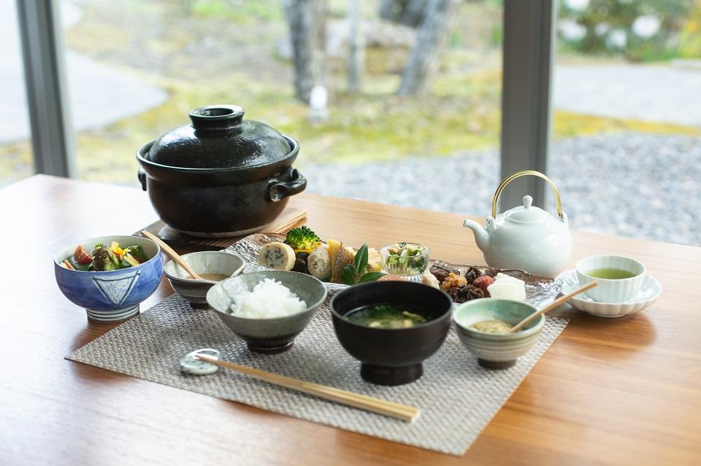 山荘わらび野　ペア宿泊券／1泊2食付き(夕・朝食)【土日祝前日等利用不可日有り】