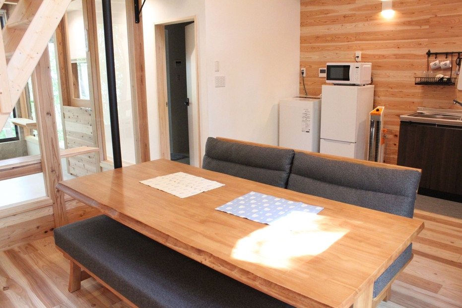 YUFUIN HOGONEKO FOREST縲譽ョ縺ョ荳ュ縺ァ菫晁ュキ迪ォ縺ィ荳邱偵↓螳ソ豕翫〒縺阪k繝√こ繝繝茨シ亥ケエ譛ォ蟷エ蟋倶ク榊庄縲鬟滉コ九↑縺暦シ