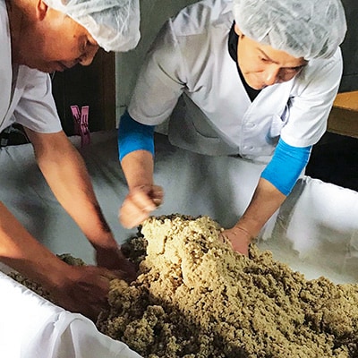 阿部三郎商店　城下味噌2kg(樽入り)【ひじめいど】 AW03【配送不可地域：離島】【1108150】