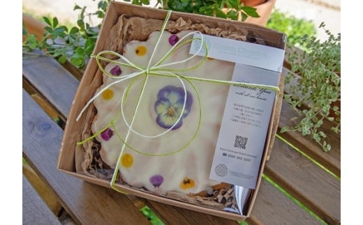 Pompon Chouchouの花デコレーションケーキ レモンバターケーキ 食用花 ケーキ 押し花 ホワイトチョコ コーティング レモン 押し花デコ ケーキデコ ビオラ 有機栽培 ケーキホールサイズ 15センチ 誕生日ケーキ ホールケーキ ギフト 贈答用 冷凍保存 切り分け 玖珠産 デザート おやつ 菓子 プレゼント