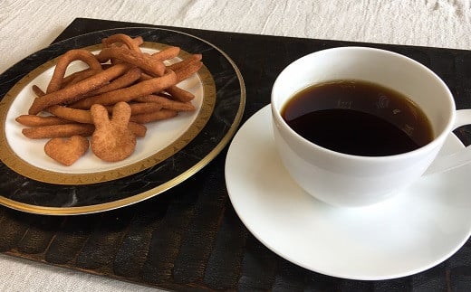 かいぞくかりんとうとドリップコーヒーのセット(Bコース) かりんとう ドリップコーヒー セット 手作業 職人 国産 無添加 素材 サクサク 食感 懐かしさ 素朴 味 人気 小さなお子様 年配 安心 自家焙煎 お菓子 おやつ コーヒー 焙煎 季節限定 スイーツ ブレンド 伝統 食品 梱包