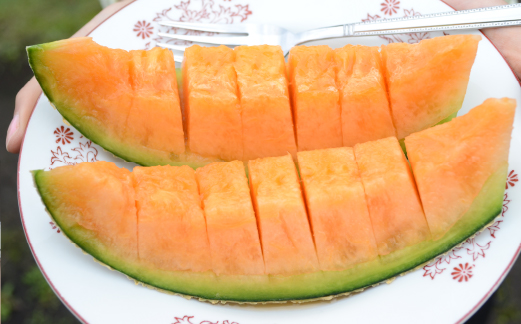 【先行受付・宮崎ブランドフルーツ】小林市産アールスメロン”めろめろメロン”　赤肉2玉セット 3.4kg程度（フルーツ メロン 2025 先行予約 果物 人気 限定 宮崎 小林市）